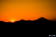 部屋の中に　赤い光が差し込む