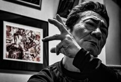 モニターを見ながら 自身の作品に 喘ぐ