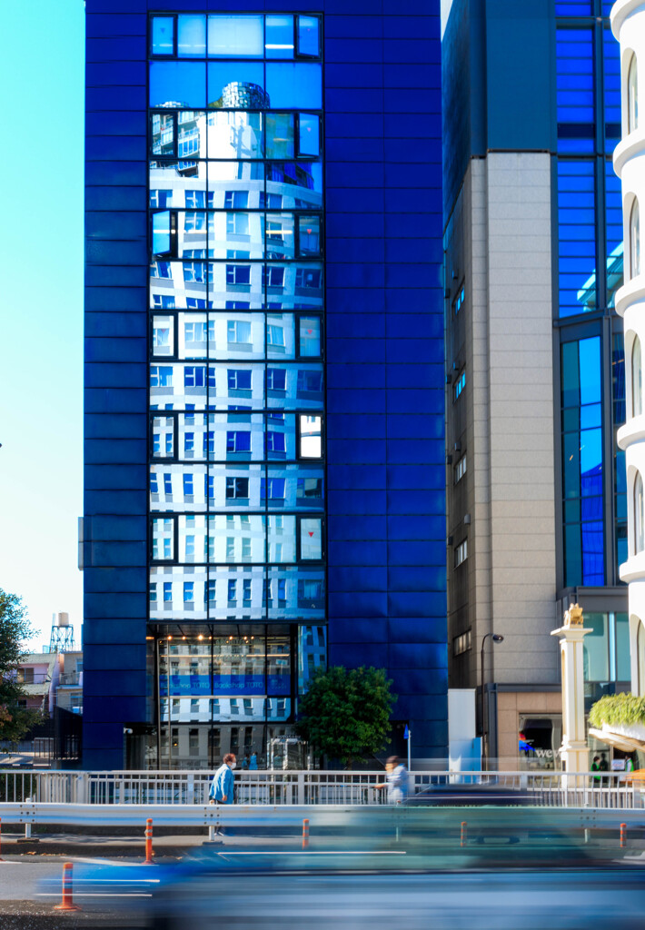 ビルの中のビル　カラーイメージ