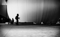 大きな風船の下で