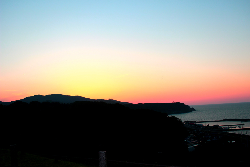 夕日に包まれる日本海