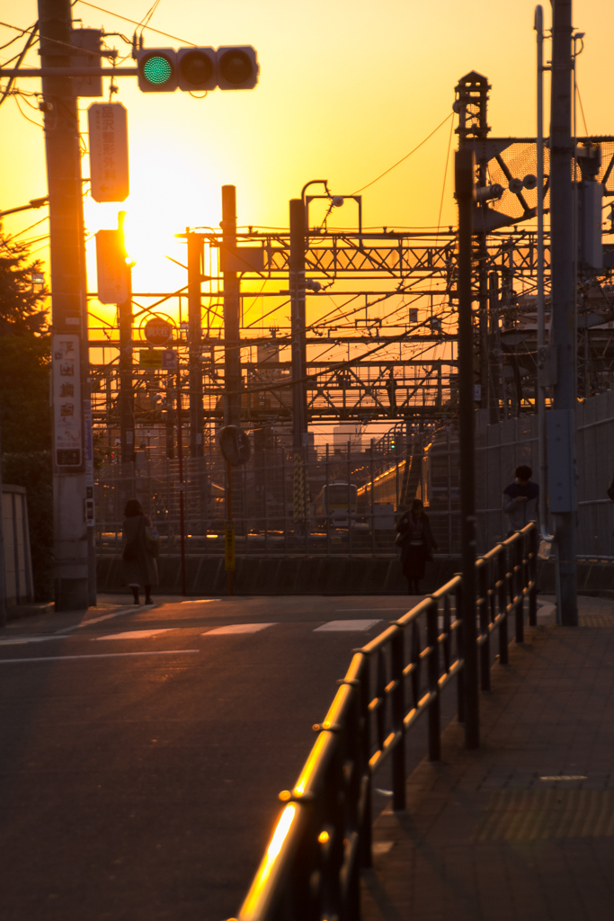 夕陽に向かって歩く