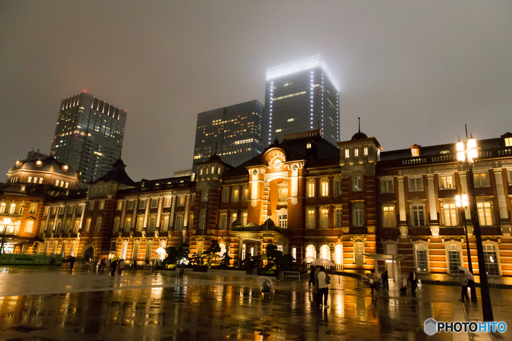雨の東京駅