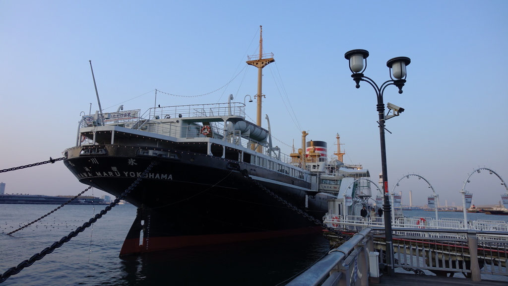 横浜山下公園　氷川丸と黄昏