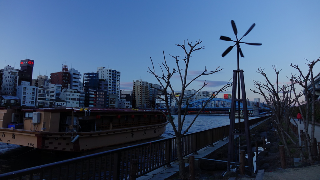 下町の夕暮れ　隅田川を歩く