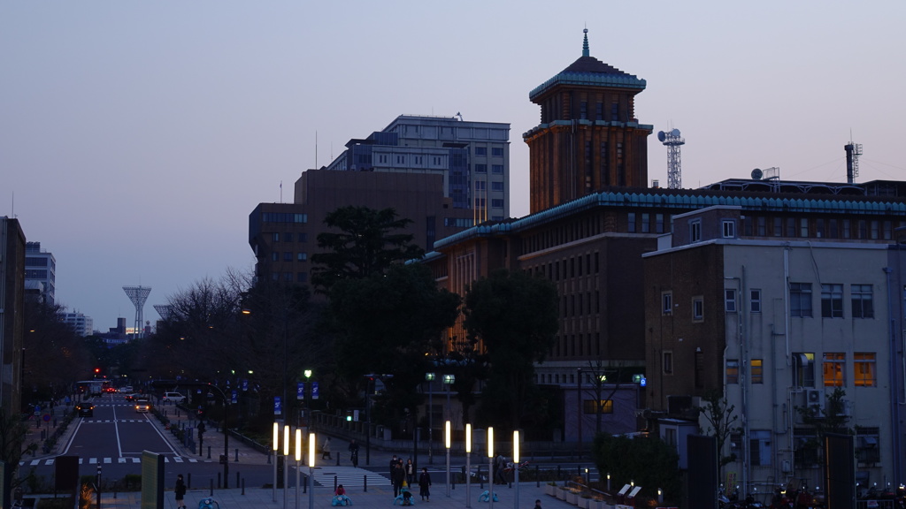 夕暮れの神奈川県庁