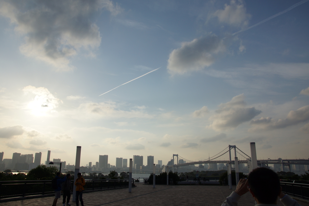 落日に突き刺さる飛行機雲