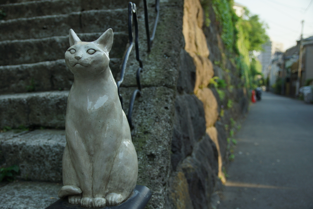 いらっしゃい　谷中の猫の像