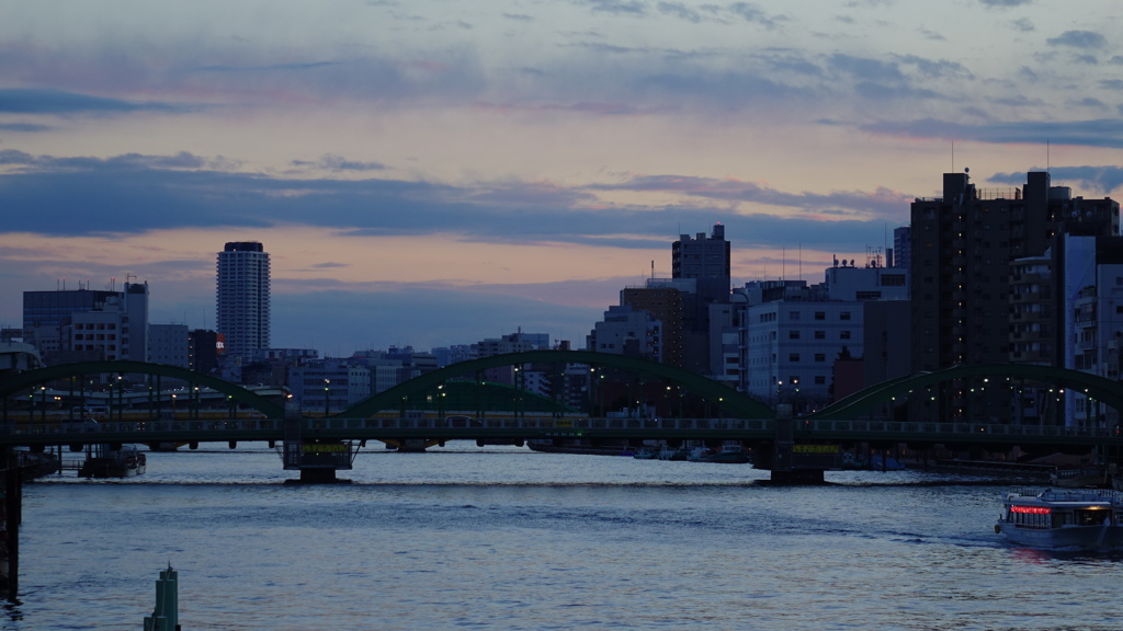 下町の夕暮れ　隅田川を歩く