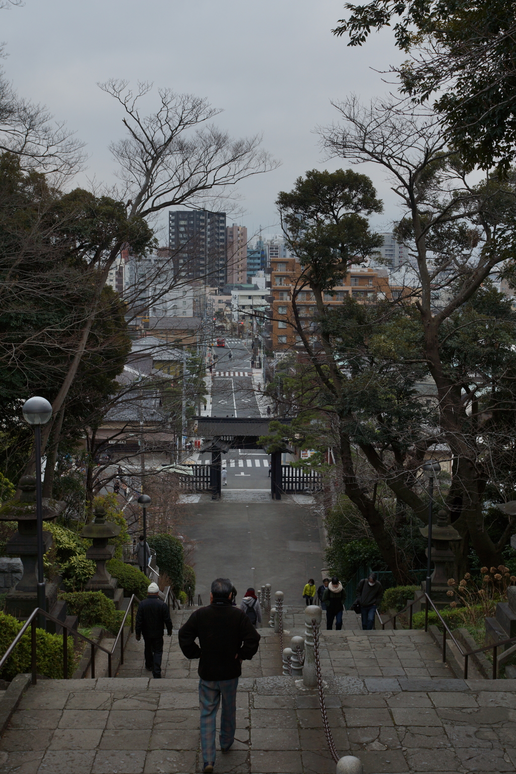 山門へと下る　池上本門寺