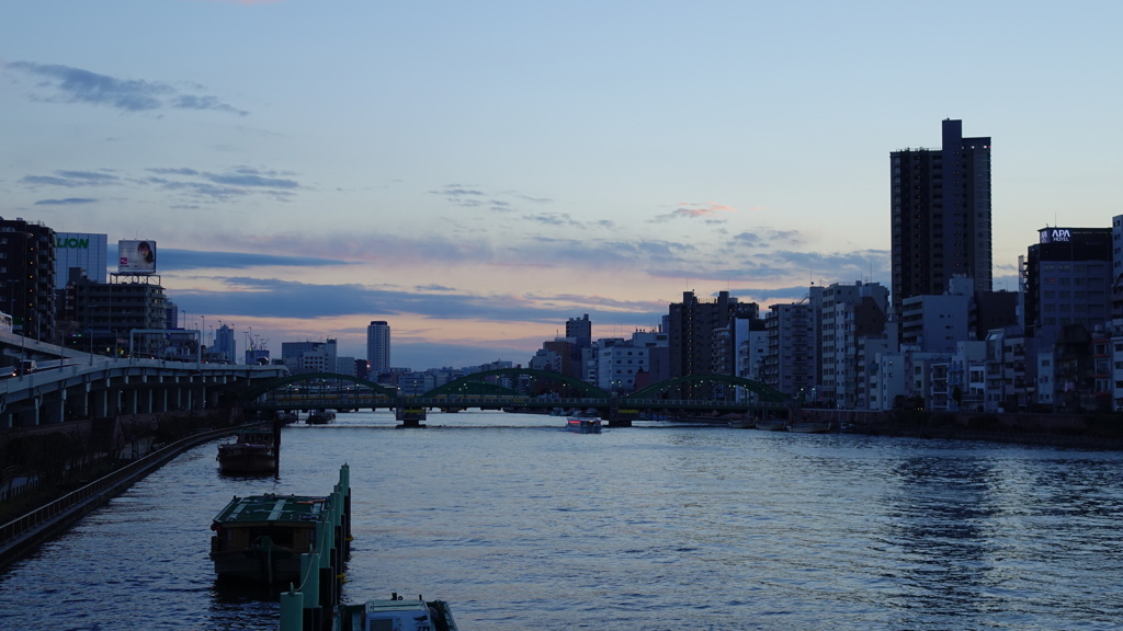 下町の夕暮れ　隅田川を歩く