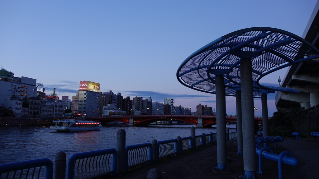 下町の夕暮れ　隅田川を歩く