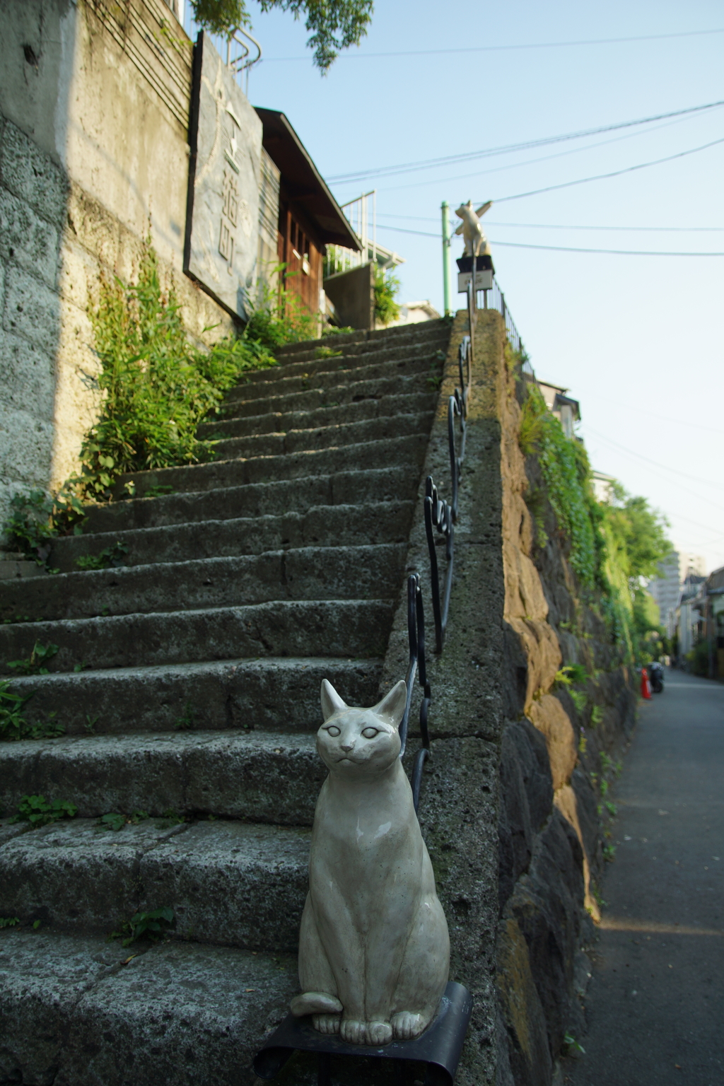 谷中の猫の像