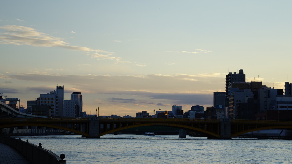 下町の夕暮れ　隅田川を歩く