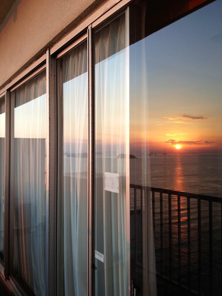 窓に映る瀬戸内海の夕日