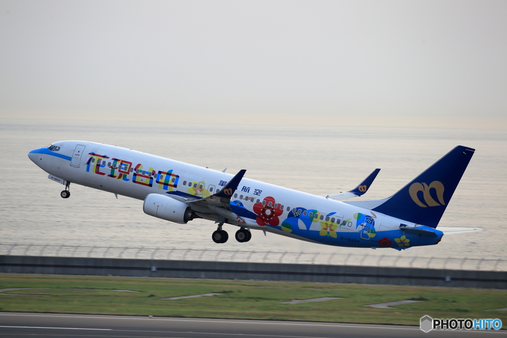 華信航空　take off