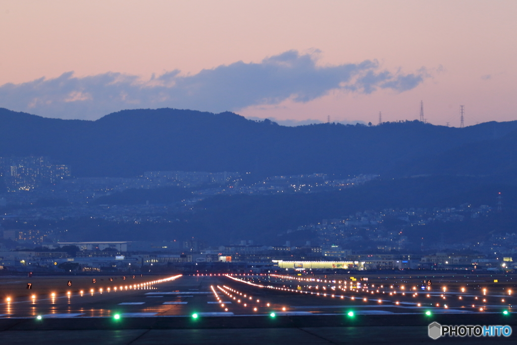 itami airport runway
