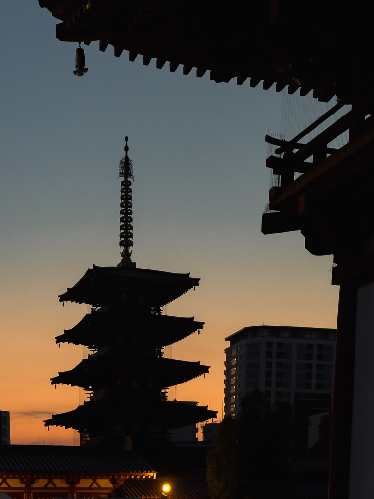 難波大寺の夜明け、晩秋の刹那
