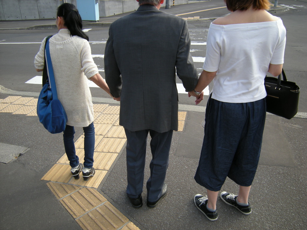 娘と孫に手を魅かれ