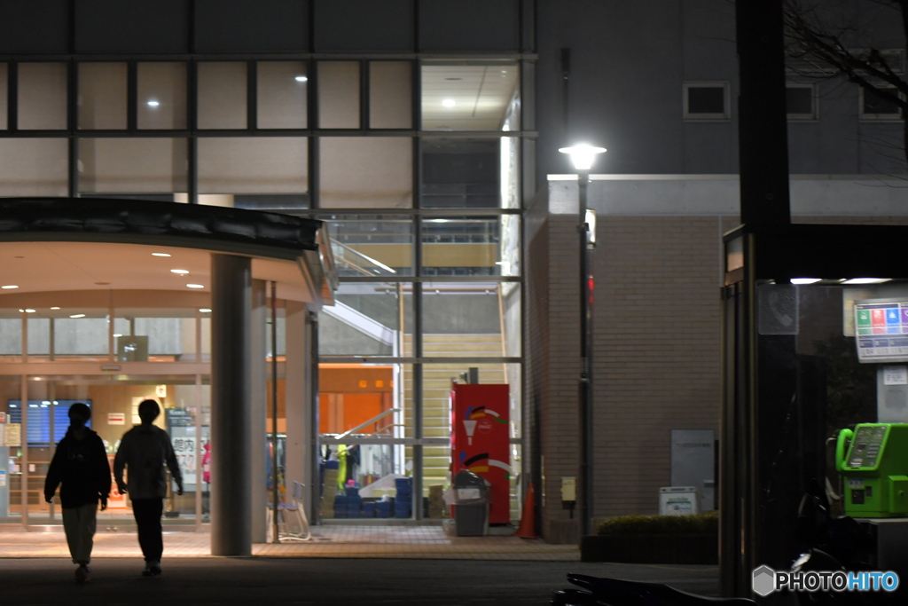 市民体育館に入って行く2人