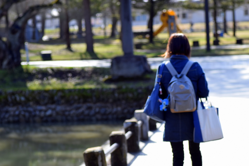 朝の通勤　スマホを見ながら