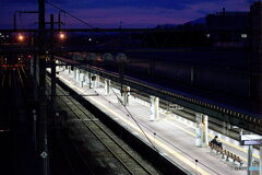 駅のホームで電車を待つ人