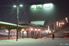 雪降る中、駅に向かう人（東口）