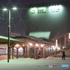 雪降る中、駅に向かう人（東口）