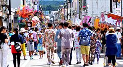 祭りで賑わっています
