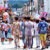 祭りで賑わっています