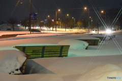 駅東口の ベンチの雪