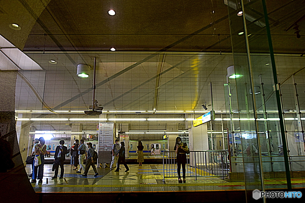 デパートの丸い窓から見える 駅のホーム