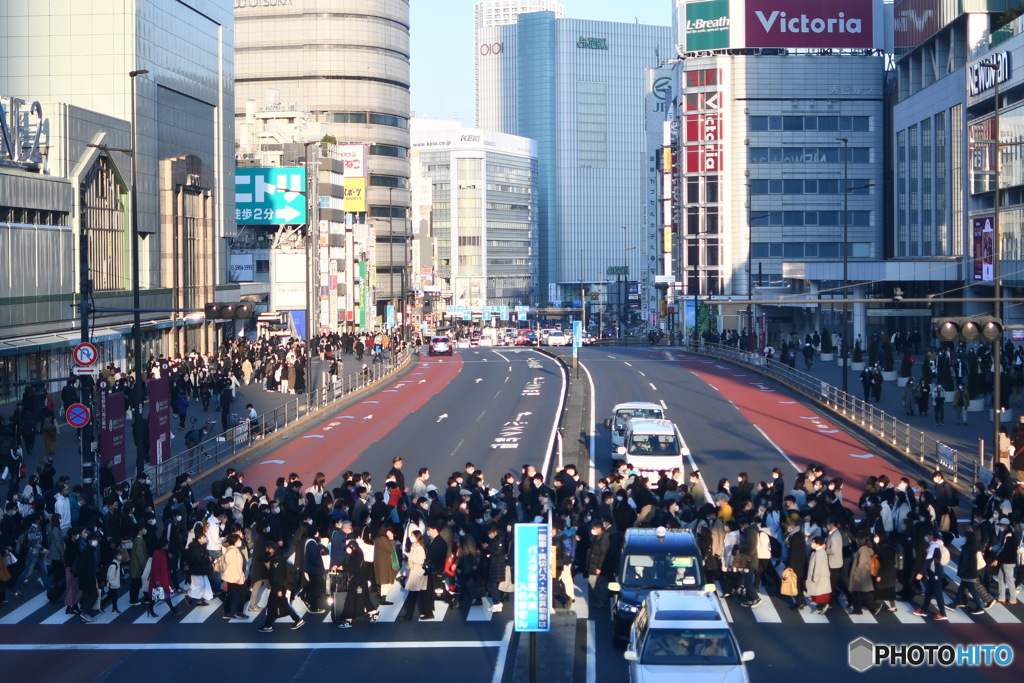 新宿駅前の横断歩道