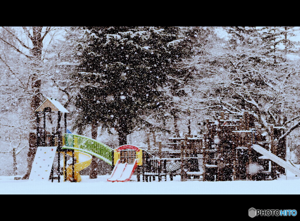 誰もいない吹雪の公園