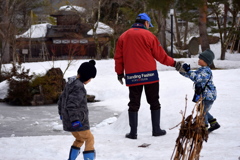 雪玉を投げてごらん