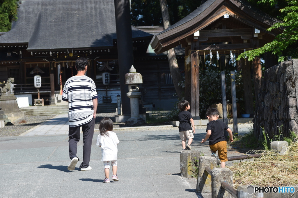 じーじと、孫3人のお散歩