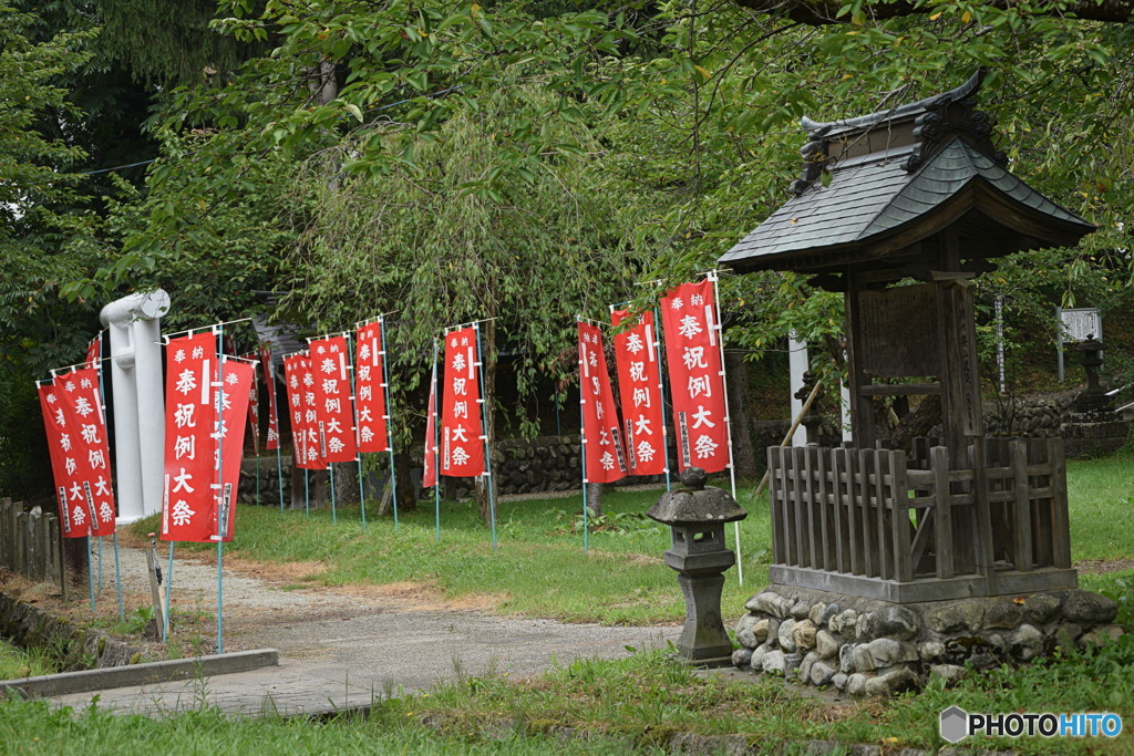 今年のお祭りは 赤い旗だけ