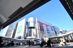 青空の 駅前広場