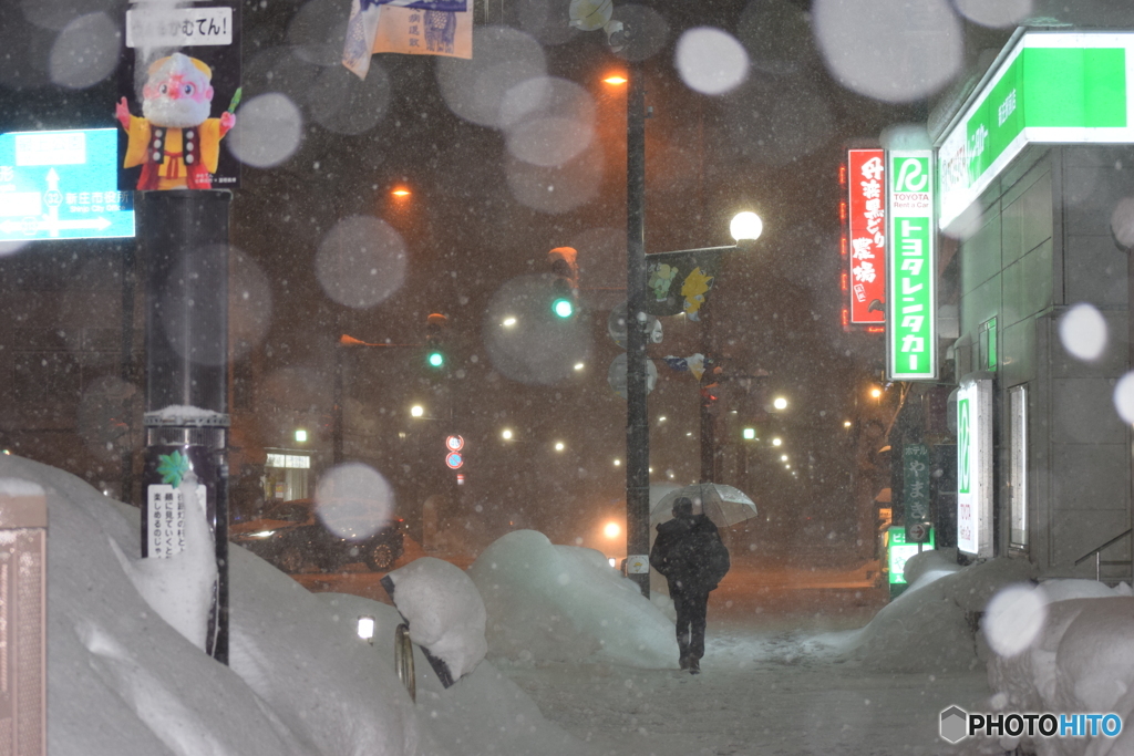 雪の降る街