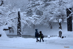 手をつないで登校