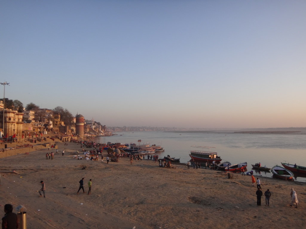 インド　朝の沐浴場