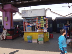 インド　コルカタ　ハウラー駅の売店