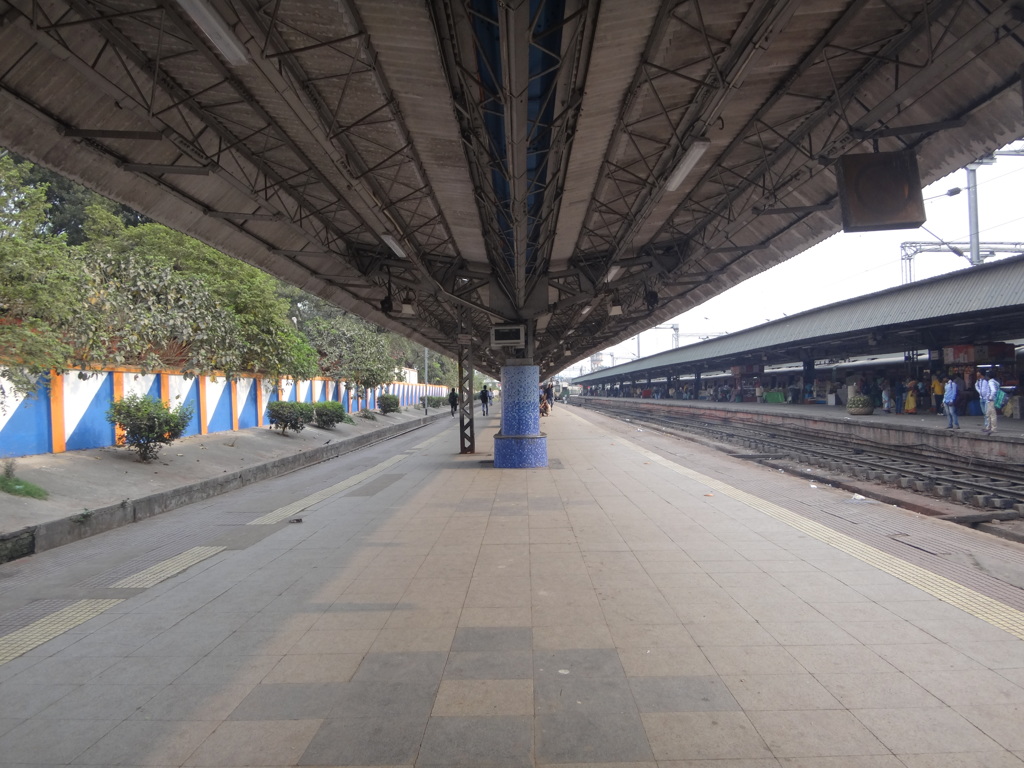 インド　コルカタ　シールダ駅構内