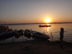 インド　ガンジス川の日の出