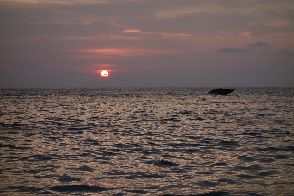 夕日とボート