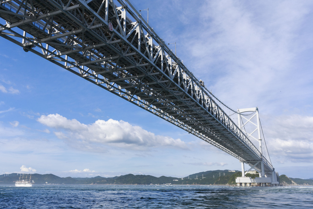 夏雲と大鳴門橋