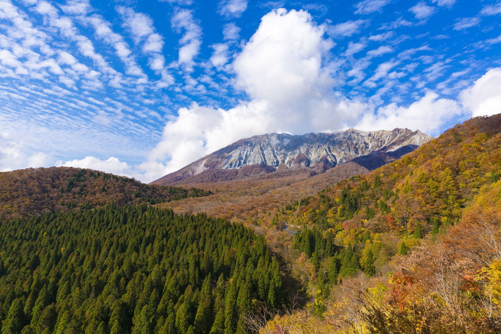 秋晴れの伯耆富士と紅葉