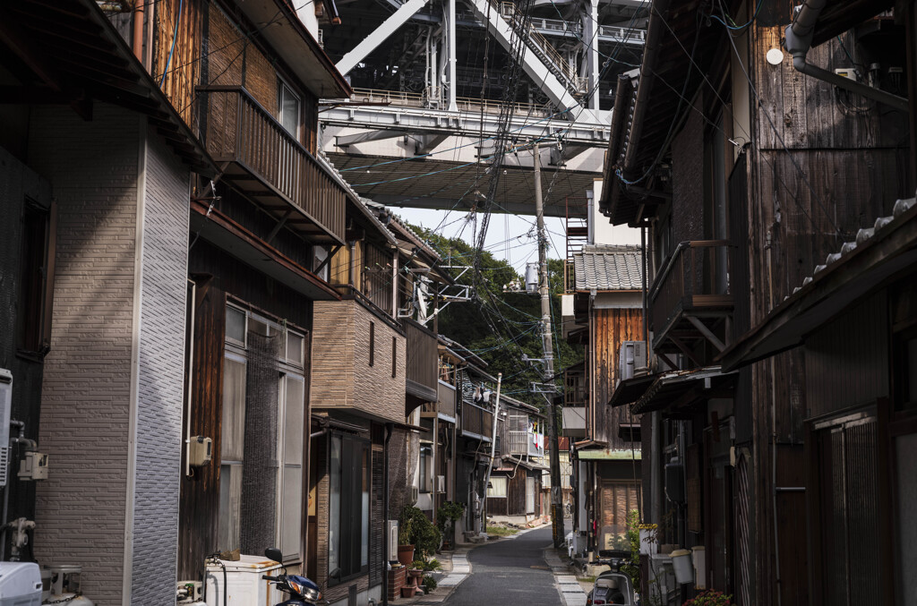 瀬戸大橋と漁村