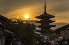二寧坂から見る法観寺の夕陽