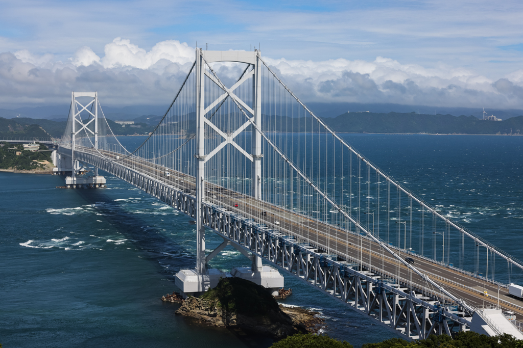 夏雲と鳴門大橋